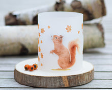 Laden Sie das Bild in den Galerie-Viewer, Windlicht Tischdeko "Eichhörnchen im Herbstlaub"