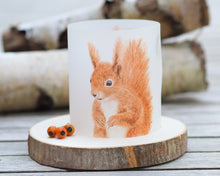 Laden Sie das Bild in den Galerie-Viewer, Windlicht Tischdeko "Quirliges Eichhörnchen"