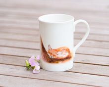 Laden Sie das Bild in den Galerie-Viewer, Porzellantasse "Schlafender Fuchs"