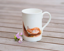 Laden Sie das Bild in den Galerie-Viewer, Porzellantasse "Schlafender Fuchs"