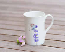 Laden Sie das Bild in den Galerie-Viewer, Porzellantasse "Lavendel mit Schmetterling"