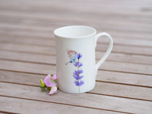 Laden Sie das Bild in den Galerie-Viewer, Porzellantasse "Lavendel mit Schmetterling"