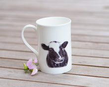 Laden Sie das Bild in den Galerie-Viewer, Porzellantasse "Flauschige Kuh"
