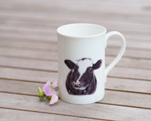 Laden Sie das Bild in den Galerie-Viewer, Porzellantasse "Flauschige Kuh"