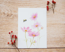Laden Sie das Bild in den Galerie-Viewer, Kunstdruck / gedruckte Karte mit Hummel und rosa Blume auf feinstem Cotton-Papier