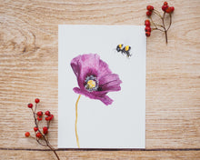 Laden Sie das Bild in den Galerie-Viewer, Kunstdruck / gedruckte Karte mit Hummel und lila Mohnblume auf feinstem Cotton-Papier