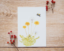 Laden Sie das Bild in den Galerie-Viewer, Kunstdruck / gedruckte Karte mit Hummel und Löwenzahn auf feinstem Cotton-Papier