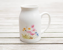 Laden Sie das Bild in den Galerie-Viewer, Set aus Porzellantasse und passender Vase/Kännchen "Bunte Sommerwiese"