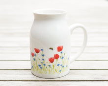 Laden Sie das Bild in den Galerie-Viewer, Set aus Porzellantasse und passender Vase/Kännchen "Leuchtende Mohnwiese"