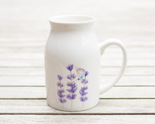 Laden Sie das Bild in den Galerie-Viewer, Set aus Porzellantasse und passender Vase/Kännchen "Lavendel mit Schmetterling"
