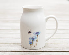 Laden Sie das Bild in den Galerie-Viewer, Set aus Porzellantasse und passender Vase/Kännchen "Kornblume und Hummelpo"