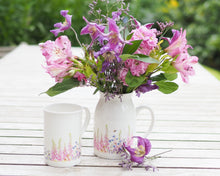 Laden Sie das Bild in den Galerie-Viewer, Set aus Porzellantasse und passender Vase/Kännchen "Romantische Juniwiese"