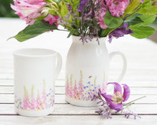 Laden Sie das Bild in den Galerie-Viewer, Set aus Porzellantasse und passender Vase/Kännchen "Romantische Juniwiese"