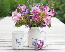 Laden Sie das Bild in den Galerie-Viewer, Set aus Porzellantasse und passender Vase/Kännchen "Kornblume und Hummelpo"