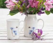 Laden Sie das Bild in den Galerie-Viewer, Set aus Porzellantasse und passender Vase/Kännchen "Kornblume und Hummelpo"