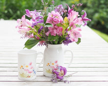 Laden Sie das Bild in den Galerie-Viewer, Set aus Porzellantasse und passender Vase/Kännchen "Bunte Sommerwiese"