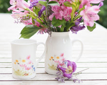 Laden Sie das Bild in den Galerie-Viewer, Set aus Porzellantasse und passender Vase/Kännchen "Bunte Sommerwiese"