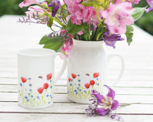 Laden Sie das Bild in den Galerie-Viewer, Set aus Porzellantasse und passender Vase/Kännchen "Leuchtende Mohnwiese"