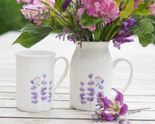 Laden Sie das Bild in den Galerie-Viewer, Set aus Porzellantasse und passender Vase/Kännchen "Lavendel mit Schmetterling"