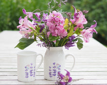 Laden Sie das Bild in den Galerie-Viewer, Set aus Porzellantasse und passender Vase/Kännchen "Lavendel mit Schmetterling"