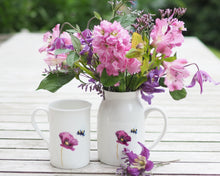 Laden Sie das Bild in den Galerie-Viewer, Set aus Porzellantasse und passender Vase/Kännchen "Mohnblume mit Hummel"