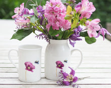 Laden Sie das Bild in den Galerie-Viewer, Set aus Porzellantasse und passender Vase/Kännchen "Mohnblume mit Hummel"