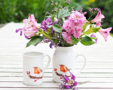 Laden Sie das Bild in den Galerie-Viewer, Set aus Porzellantasse und passender Vase/Kännchen "Rotkehlchen mit Beeren"