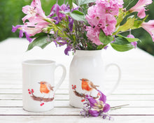 Laden Sie das Bild in den Galerie-Viewer, Set aus Porzellantasse und passender Vase/Kännchen "Rotkehlchen mit Beeren"