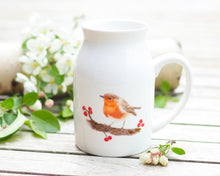 Laden Sie das Bild in den Galerie-Viewer, Set aus Porzellantasse und passender Vase/Kännchen "Rotkehlchen mit Beeren"