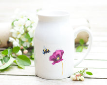 Laden Sie das Bild in den Galerie-Viewer, Set aus Porzellantasse und passender Vase/Kännchen "Mohnblume mit Hummel"
