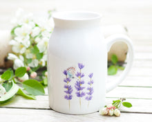 Laden Sie das Bild in den Galerie-Viewer, Set aus Porzellantasse und passender Vase/Kännchen "Lavendel mit Schmetterling"