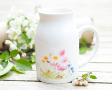 Laden Sie das Bild in den Galerie-Viewer, Set aus Porzellantasse und passender Vase/Kännchen "Bunte Sommerwiese"