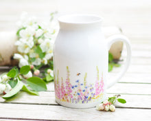 Laden Sie das Bild in den Galerie-Viewer, Set aus Porzellantasse und passender Vase/Kännchen "Romantische Juniwiese"