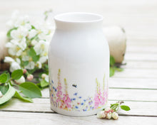 Laden Sie das Bild in den Galerie-Viewer, Set aus Porzellantasse und passender Vase/Kännchen "Romantische Juniwiese"