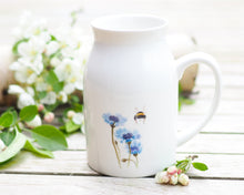 Laden Sie das Bild in den Galerie-Viewer, Set aus Porzellantasse und passender Vase/Kännchen "Kornblume und Hummelpo"