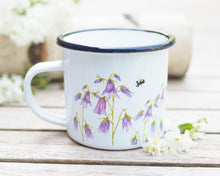 Laden Sie das Bild in den Galerie-Viewer, Emailletasse mit schönstem Tier- oder Blumenmotiv, liebevoll gestaltet im Vintagelook