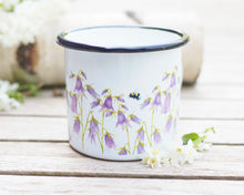 Laden Sie das Bild in den Galerie-Viewer, Emailletasse "Zauberhafte Glockenblumen"