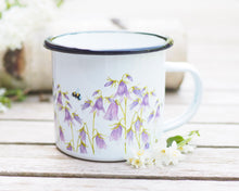 Laden Sie das Bild in den Galerie-Viewer, Emailletasse mit schönstem Tier- oder Blumenmotiv, liebevoll gestaltet im Vintagelook