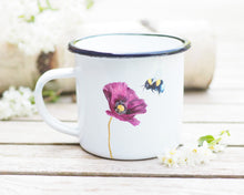Laden Sie das Bild in den Galerie-Viewer, Emailletasse "Mohnblume mit Hummel"
