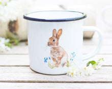 Laden Sie das Bild in den Galerie-Viewer, Emailletasse mit schönstem Tier- oder Blumenmotiv, liebevoll gestaltet im Vintagelook Häschen