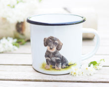 Laden Sie das Bild in den Galerie-Viewer, Emailletasse mit schönstem Tier- oder Blumenmotiv, liebevoll gestaltet im Vintagelook Dackel