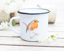 Laden Sie das Bild in den Galerie-Viewer, Emailletasse mit schönstem Tier- oder Blumenmotiv, liebevoll gestaltet im Vintagelook Rotkehlchen