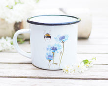 Laden Sie das Bild in den Galerie-Viewer, Emailletasse "Kornblume mit Hummel"
