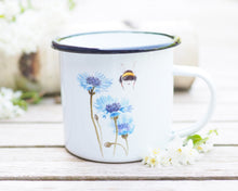 Laden Sie das Bild in den Galerie-Viewer, Emailletasse mit schönstem Tier- oder Blumenmotiv, liebevoll gestaltet im Vintagelook