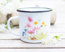 Laden Sie das Bild in den Galerie-Viewer, Emailletasse mit schönstem Tier- oder Blumenmotiv, liebevoll gestaltet im Vintagelook