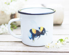 Laden Sie das Bild in den Galerie-Viewer, Emailletasse mit schönstem Tier- oder Blumenmotiv, liebevoll gestaltet im Vintagelook Hummel