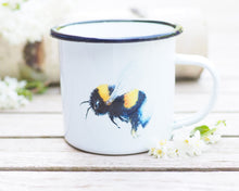 Laden Sie das Bild in den Galerie-Viewer, Emailletasse "Pummelige Hummel"