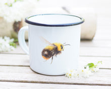 Laden Sie das Bild in den Galerie-Viewer, Emailletasse mit schönstem Tier- oder Blumenmotiv, liebevoll gestaltet im Vintagelook Hummel