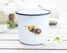 Laden Sie das Bild in den Galerie-Viewer, Emailletasse "Flauschige Wildbiene"