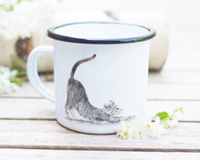 Laden Sie das Bild in den Galerie-Viewer, Emailletasse mit schönstem Tier- oder Blumenmotiv, liebevoll gestaltet im Vintagelook Katze